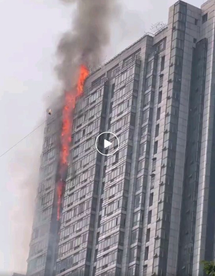 重庆一高层建筑突发大火！
